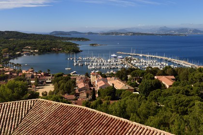 France, Var (83), Iles d'Hyères, parc national de Port Cros, Ile de Porquerolles, le village et le port de Porquerolles vus depuis le chateau Sainte-Agathe