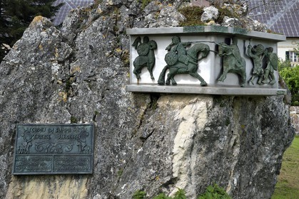 Espagne, Pays-Basque, Navarre, Roncevaux, étape du chemin de Saint-Jacques de Compostelle, Collégiale royale de Roncevaux, stèle de Roland
