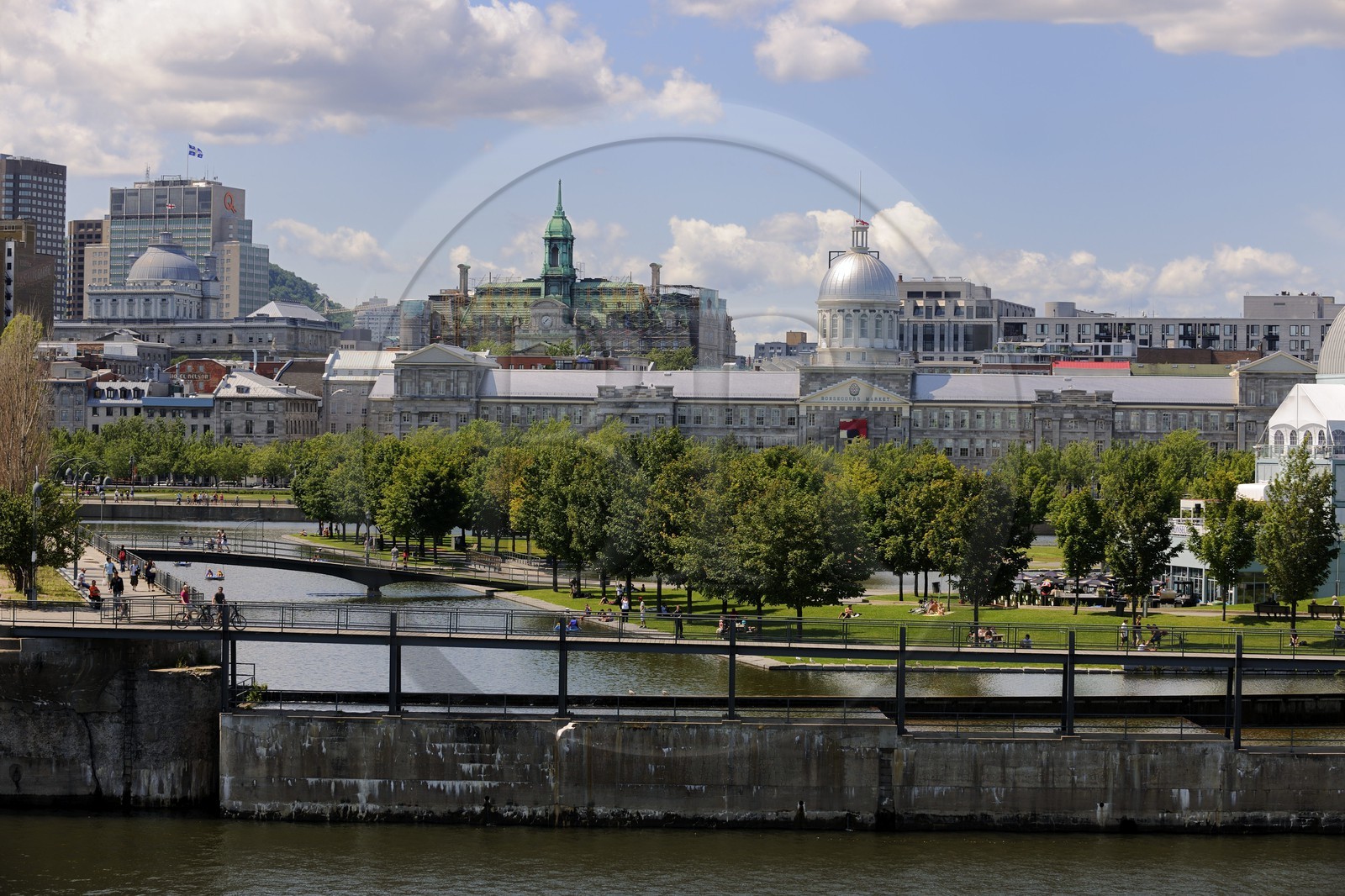 Canada, province de Québec, Montréal, quartier du Vieux-Montréal, la ville depuis le Vieux-Port