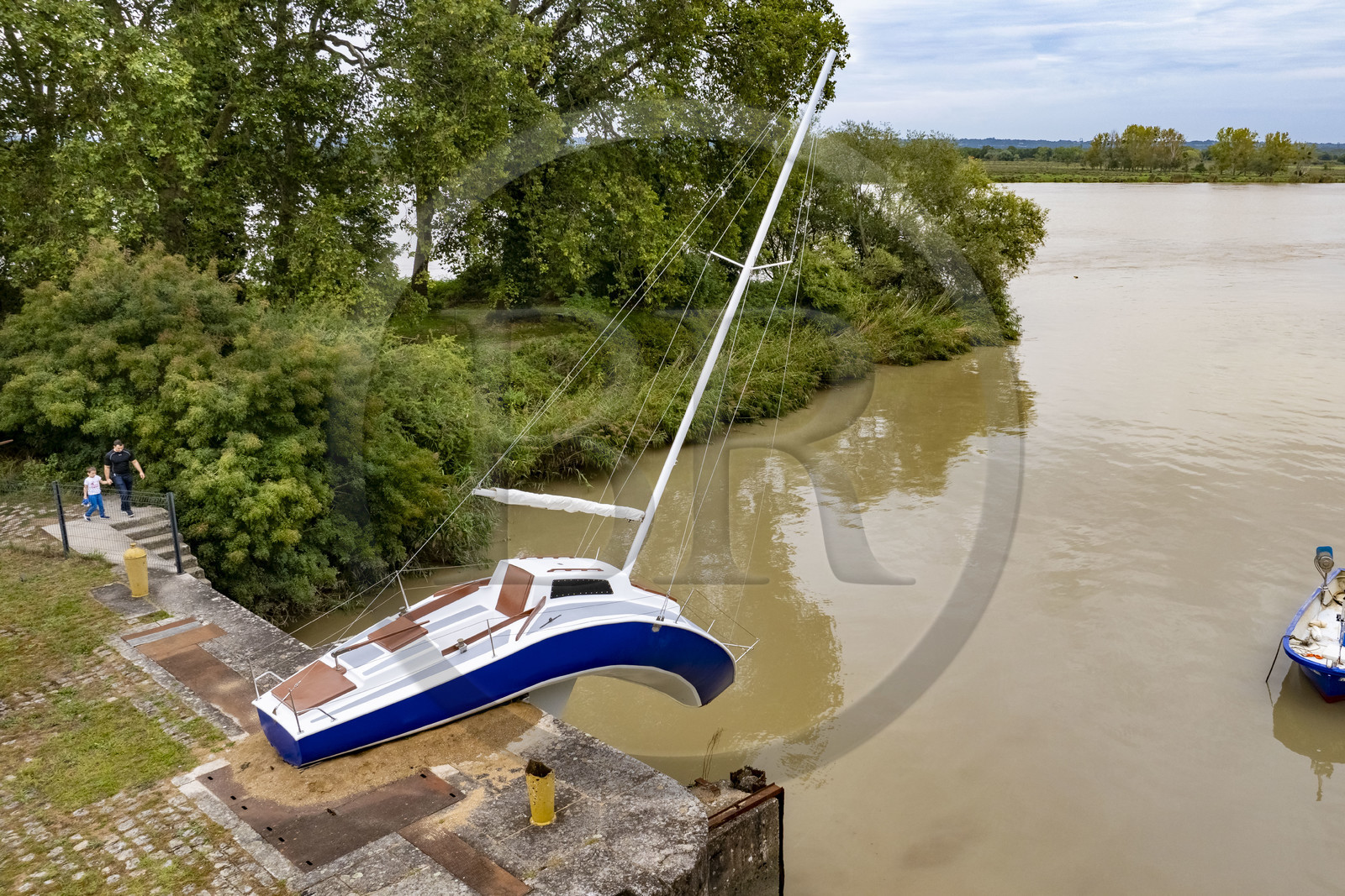 France, Loire-Atlantique (44), Le Pellerin, collection d'art contemporain à ciel ouvert Estuaire, le voilier sculpture de 9 m de long Misconceivable réalisé par l'artiste autrichien Erwin Wurm à l'écluse d'accès au canal de la Martinière sur la Loire (vue aérienne)
