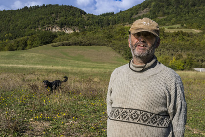 France, Aveyron (12), Causses et les Cévennes, paysage culturel de l'agro-pastoralisme méditerranéen, classés Patrimoine Mondial de l'UNESCO, Sainte-Eulalie-de-Cernon sur la route de Saint-Jacques-de-Compostelle, troupeau de mouton guidé par son berger Eric Broussou
