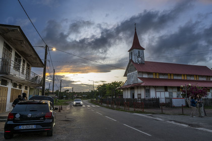 France, Guyane, Iracoubo, la route nationale 1 (N1) reliant Cayenne à Saint-Laurent-du-Maroni et l'église Saint-Joseph