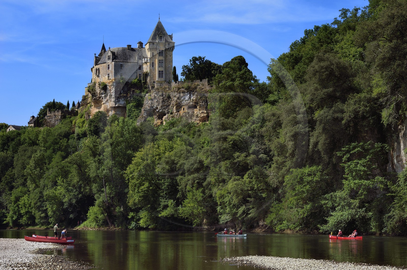 France, Dordogne (24), Périgord Noir, vallée de la Dordogne, Vitrac, chateau de Montfort, descente de la Dordogne en canoé-kayak