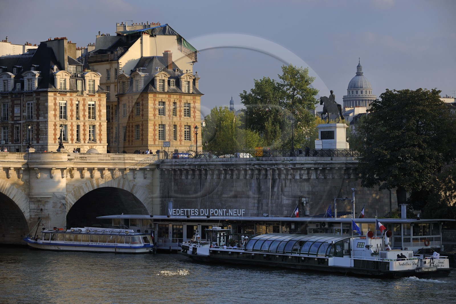 France, Paris (75), Ile de la Cité, la pointe avec la statue d'Henri IV sur le Pont Neuf