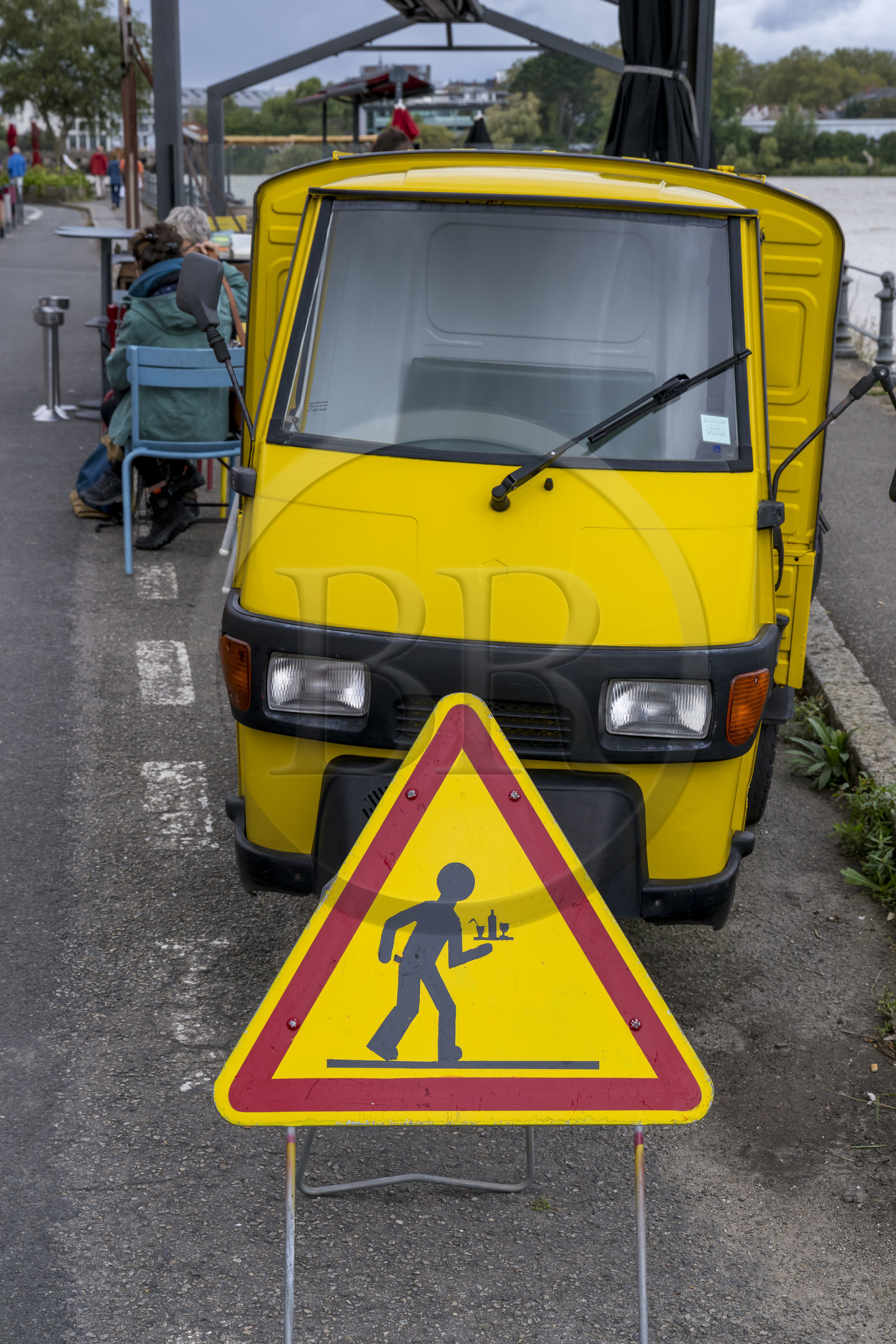 France, Loire-Atlantique (44), banlieue de Nantes, Rezé, quartier Trentemoult, terrasse du Café du Port sur le quai Robert Surcouf, panneau routier transformé pour avertir du passage de serveurs