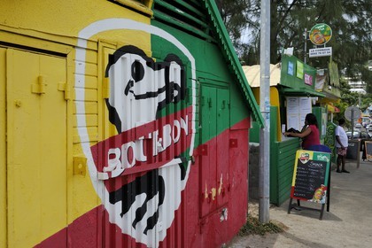 France, Ile de la Reunion, Saint-Gilles-Les-Bains, peinture murale publicitaire pour la bière Bourbon aussi appelée Dodo