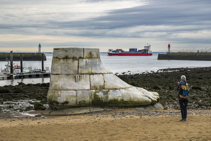 France, Loire-Atlantique (44), Estuaire de la Loire, Saint-Nazaire, collection d'art contemporain à ciel ouvert Estuaire, une des trois sculptures monumentales en béton Le pied, le pull et le système digestif réalisée par les artistes Daniel Bewar et Gregory Gicquel en bordure du Quai de la Jetée
