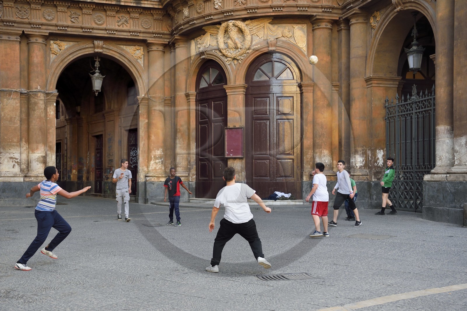 Italie, Sicile, Catane, ville baroque classée au Patrimoine Mondial de l'UNESCO, enfants jouant au football devant le Teatro Massimo Vincenzo Bellini qui est la principale salle d'opéra de Catane