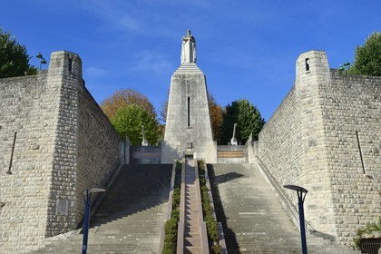 France, Meuse (55), Verdun, Monument à la Victoire de l'architecte Léon Chesnay, crypte commémorative dans laquelle sont conservés les fichiers des soldats titulaires de la médaille de Verdun, statue de guerrier franc au sommet
