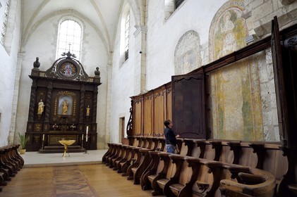 France, Dordogne (24), Périgord Blanc, abbaye romane de Chancelade, fresques au-dessus des stalles dans le choeur de l'église abbatiale