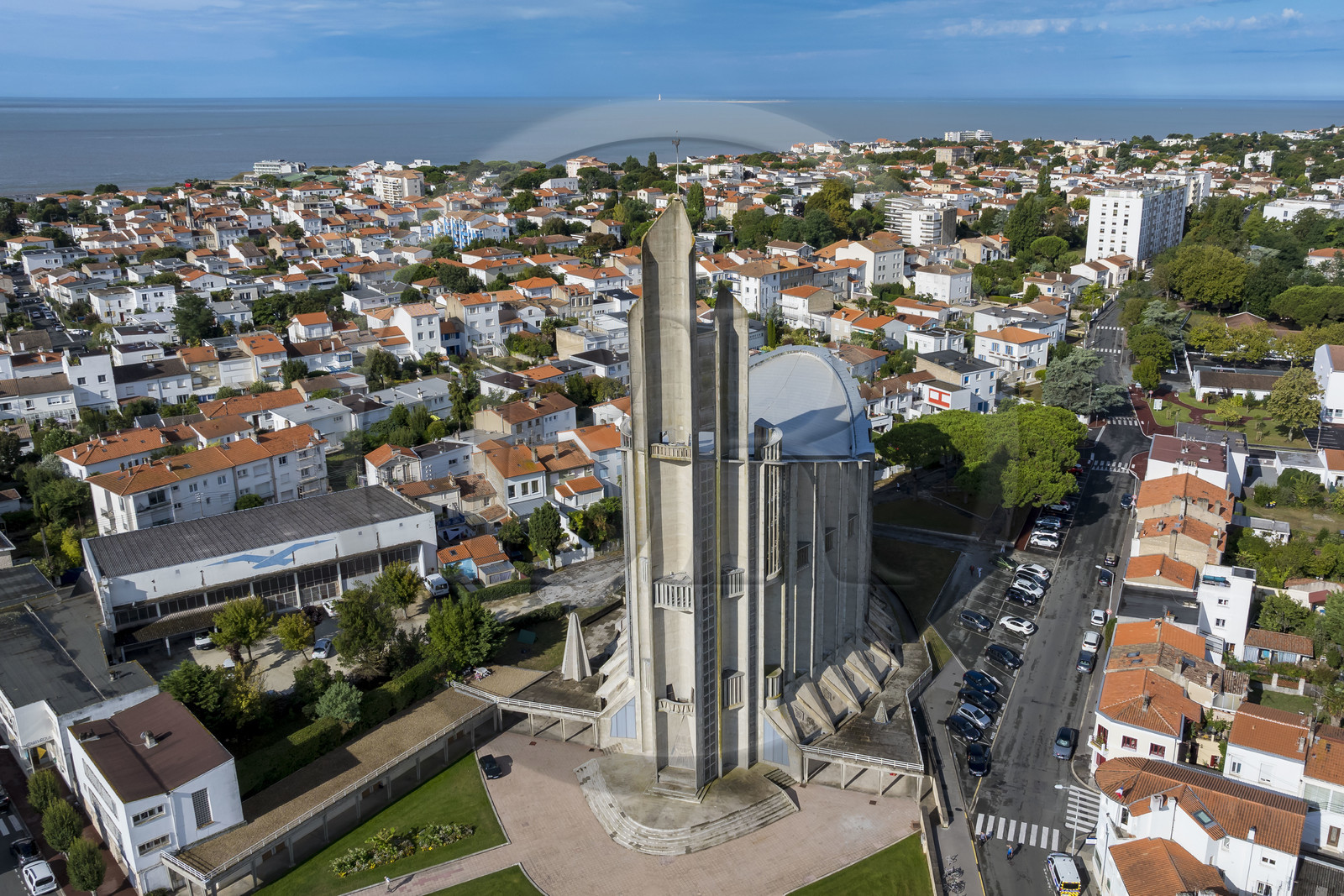 France, Charente-Maritime (17), Royan, église Notre-Dame de Royan construite de 1955 à 1958 par l'architecte Guillaume Gillet (Grand Prix de Rome) (vue aérienne)