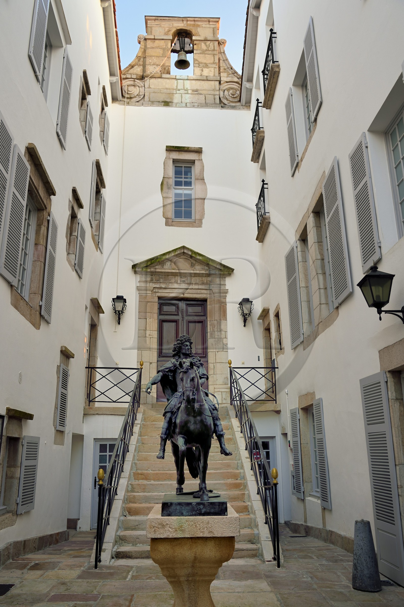 France, Pyrénées-Atlantiques (64), Pays-Basque, Saint-Jean-de-Luz, l'hotel de ville qui fut résidence temporaire de Louis XIV en 1660, statue équestre de Louis XIV