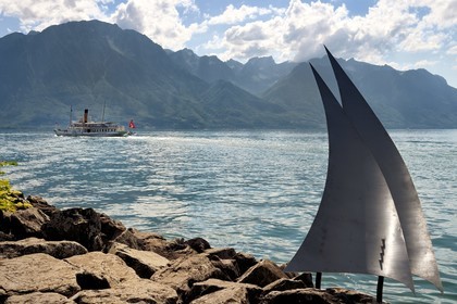 Suisse, Canton de Vaud, Montreux, sculpture d'Art Contemporain sur les berges du Lac Léman, le bateau à vapeur à roues à aubes Montreux (1904) de la Compagnie générale de navigation sur le lac Léman (CGN)