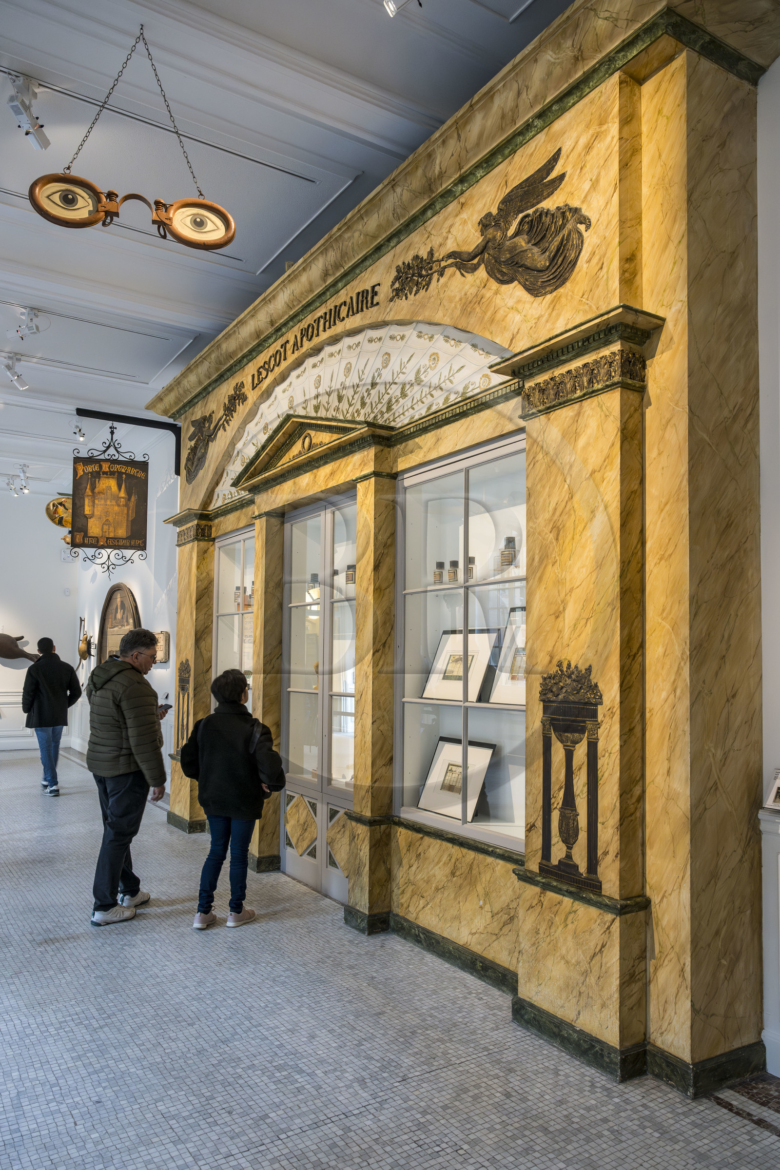 France, Paris (75), quartier du Marais, Musée Carnavalet, salle des enseignes de Paris, facade de la pharmacie Lescot  (début XIXe siècle)