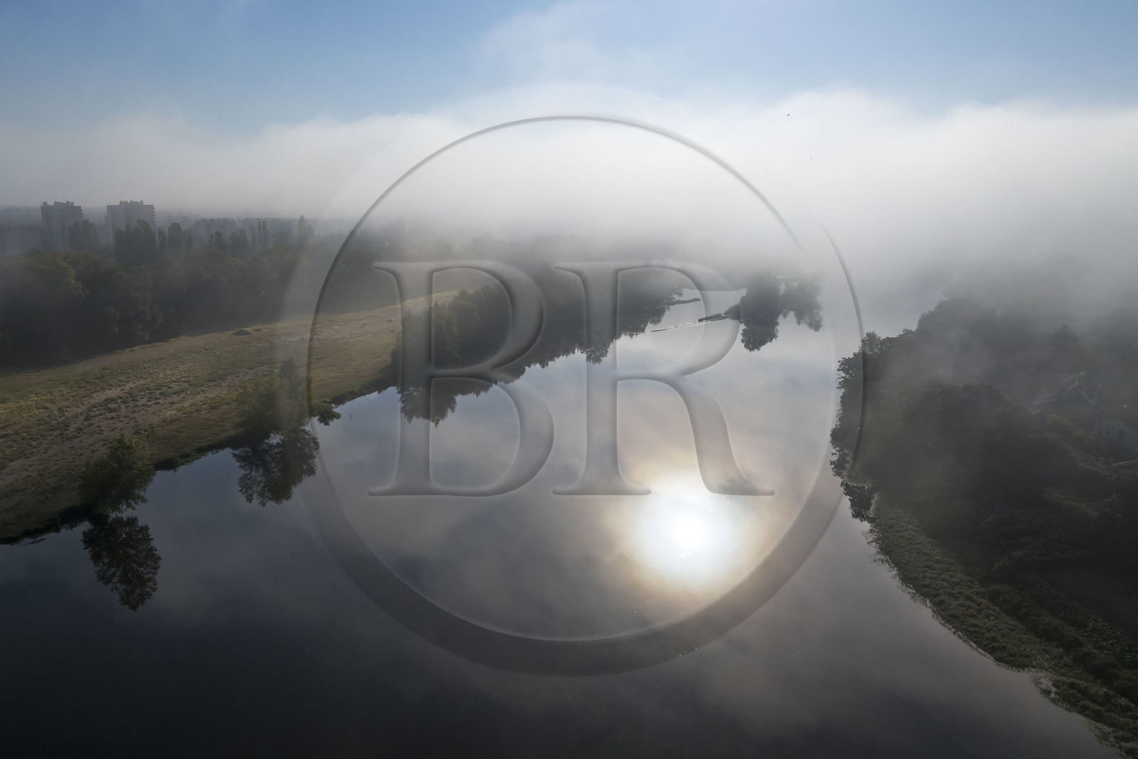 France, Nièvre (58), Nevers, la Loire en amont du Pont de la Loire (vue aérienne)