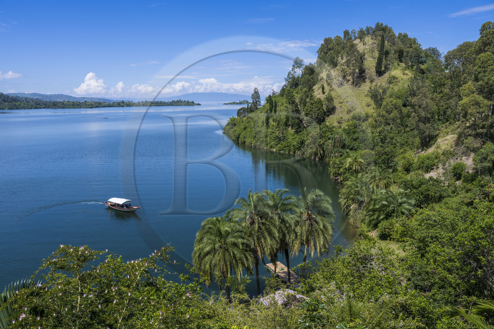 Rwanda, Province de l’Ouest, Karongi (anciennement nommée Kibuye), bateau longeant les rives du lac Kivu