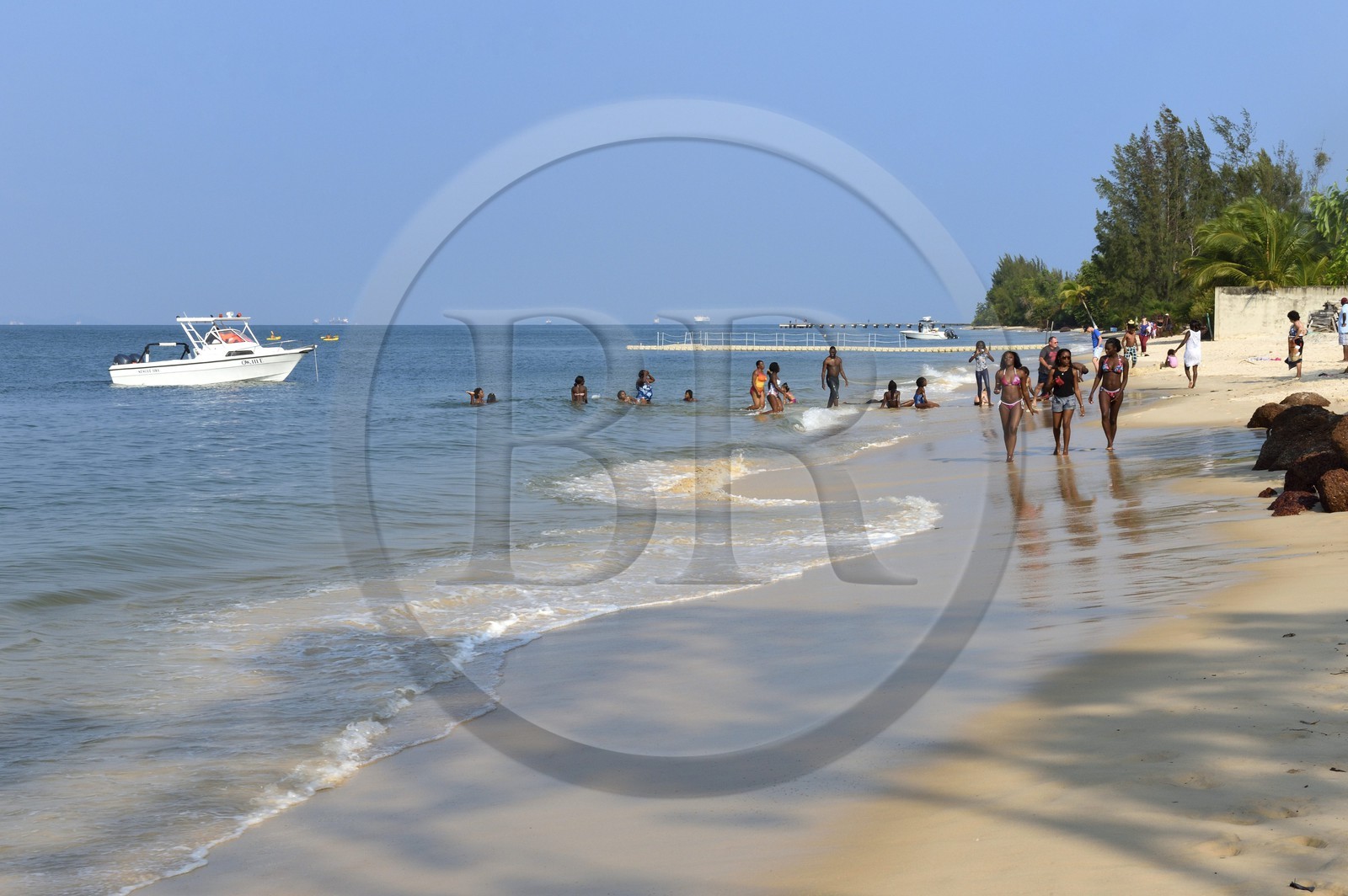 Gabon, province de l'Estuaire, plage de la Pointe Denis qui fait face à Libreville de l'autre côté de l'Estuaire du Gabon