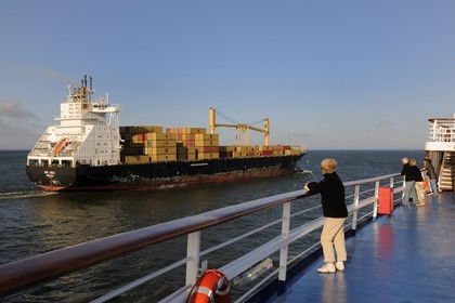 Canada, province de Québec, le fleuve Saint-Laurent à Trois-Rivières depuis le pont supérieur du bateau de croisière Princess Danaé, cargo porte containers