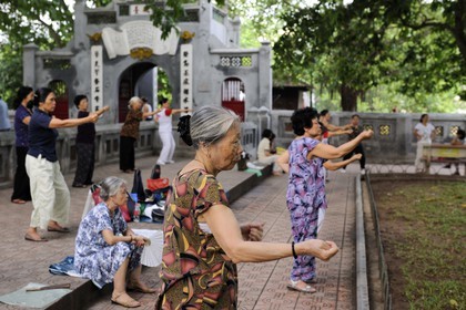 Vietnam, Hanoï, vieille ville, lac Hoan Kiem appelé le petit lac ou lac de l'épée restituée, femmes pratiquant le Tai chi