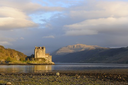 Royaume-Uni, Ecosse, région des Highlands, comté de Ross & Cromarty, Eilean Donan Castle, château à l'entrée du Loch Duich