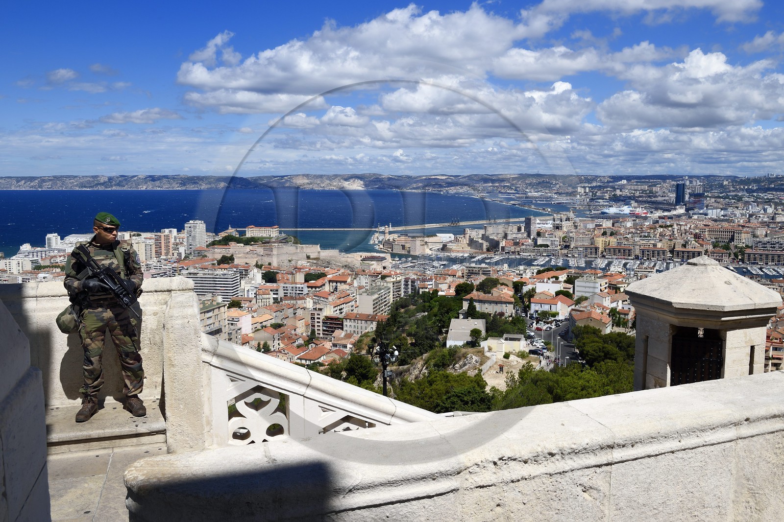 France, Bouches-du-Rhône (13), Marseille, basilique Notre-Dame de la Garde, l'accès du parvis est gardé par des militaires