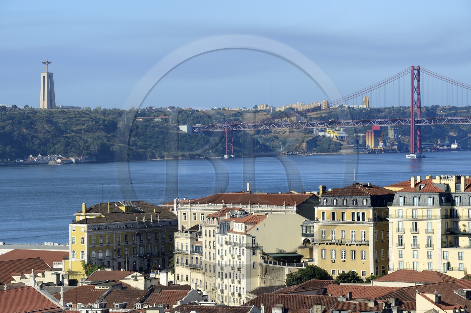 Portugal, Lisbonne, quartier du Chiado, vue sur la rive sud du Tage avec le Cristo Rei (Christ Roi) et le pont du 25 de Abril en arrière plan