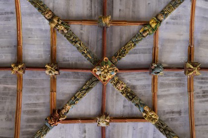 France, Finistère (29), église de Pleyben, sculptures peintes en bois sur la sablière décorant la voûte (16ème siècle)