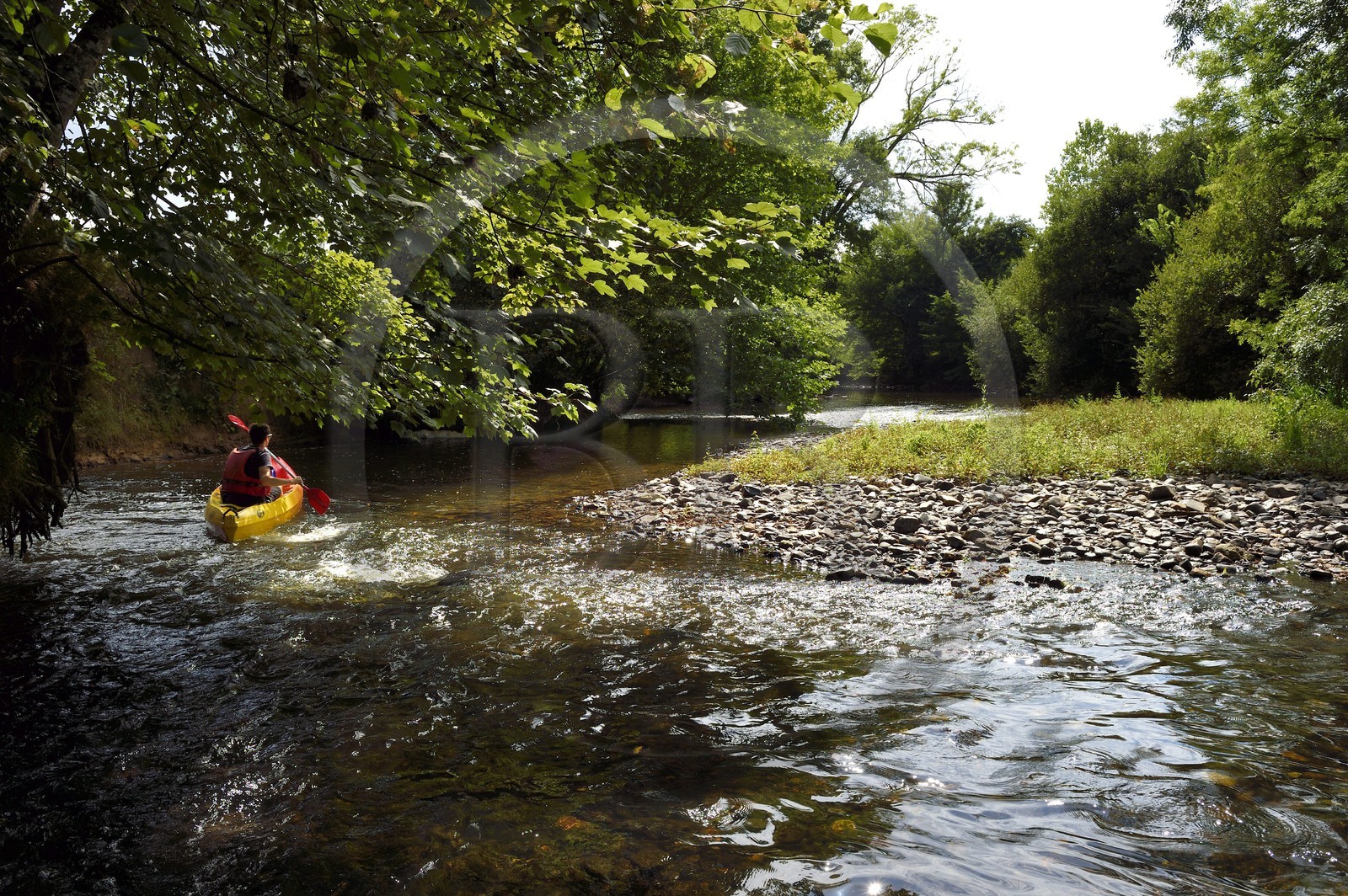 France, Dordogne (24), Périgord Noir, descente de la rivière Auvézère en canoé-kayak entre Cherveix-Cubas et Tourtoirac (avec Vert’Auvézère)