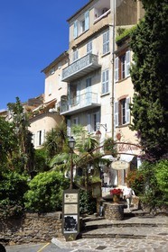 France, Var, Bormes les Mimosas, rue Jean Aicard, lover's alley
