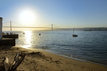 Portugal, région de Lisbonne, commune d'Almada au lieu dit Ponto Final sur la rive sud du Tage, le pont du 25 de Abril