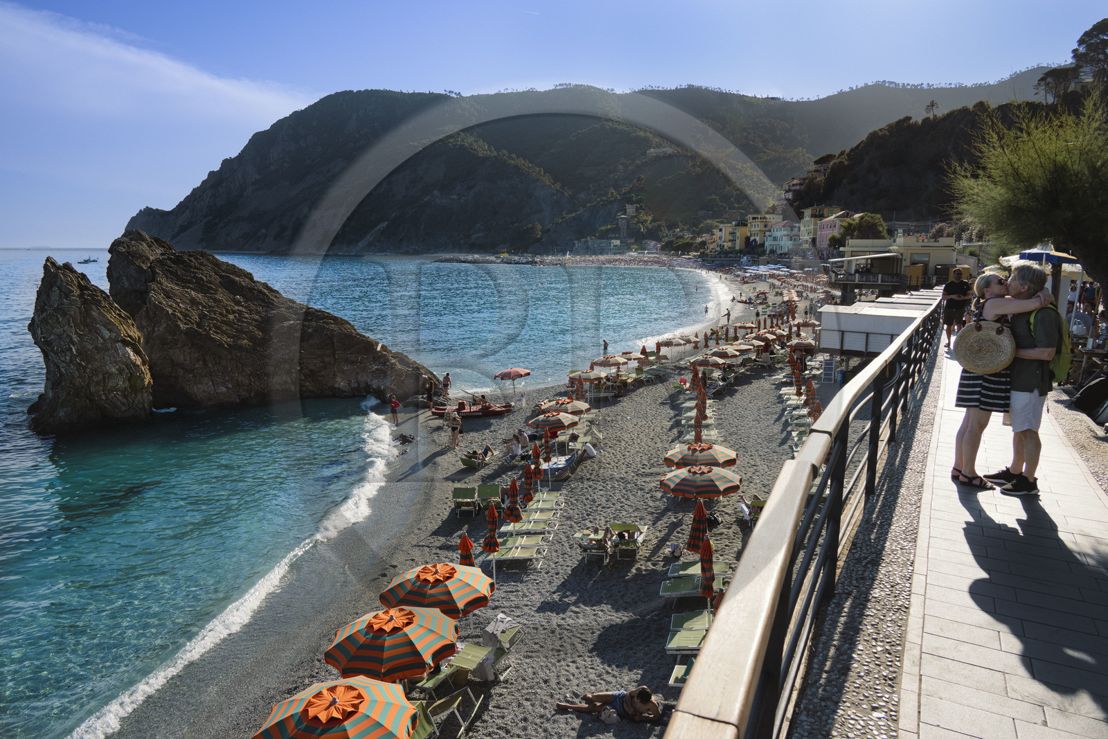 Italie, Ligurie, Cinque Terre, parc national des Cinque Terre classé Patrimoine Mondial de l'UNESCO, la grande plage du village de Monterosso al Mare Italie, Ligurie, Cinque Terre, parc national des Cinque Terre classé Patrimoine Mondial de l'UNESCO, la grande plage du village de Monterosso al Mare