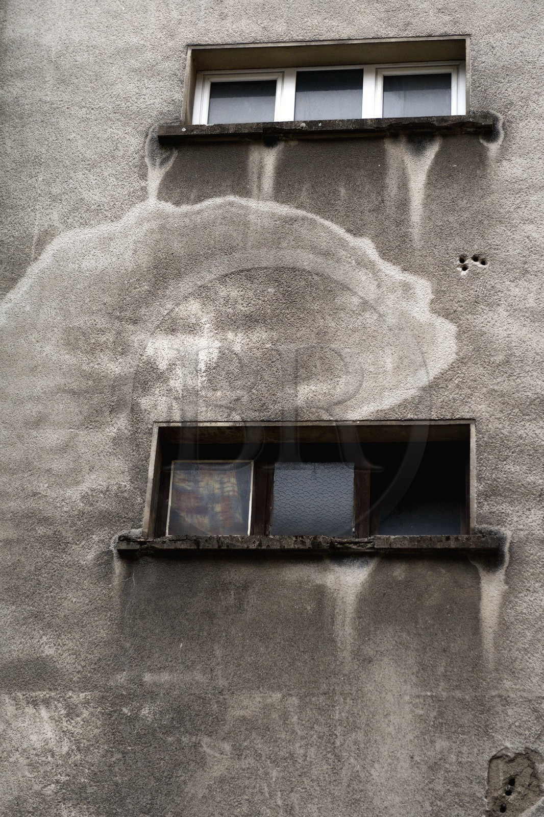 France, Moselle (57), vallée de la Moselle, Sierck-les-Bains, en 1985 une tache d'humidité apparait sur le mur du premier étage d'un batiment qui elle évoque un visage dans lequel des croyants verraient celui du Christ, une Image acheiropoïète