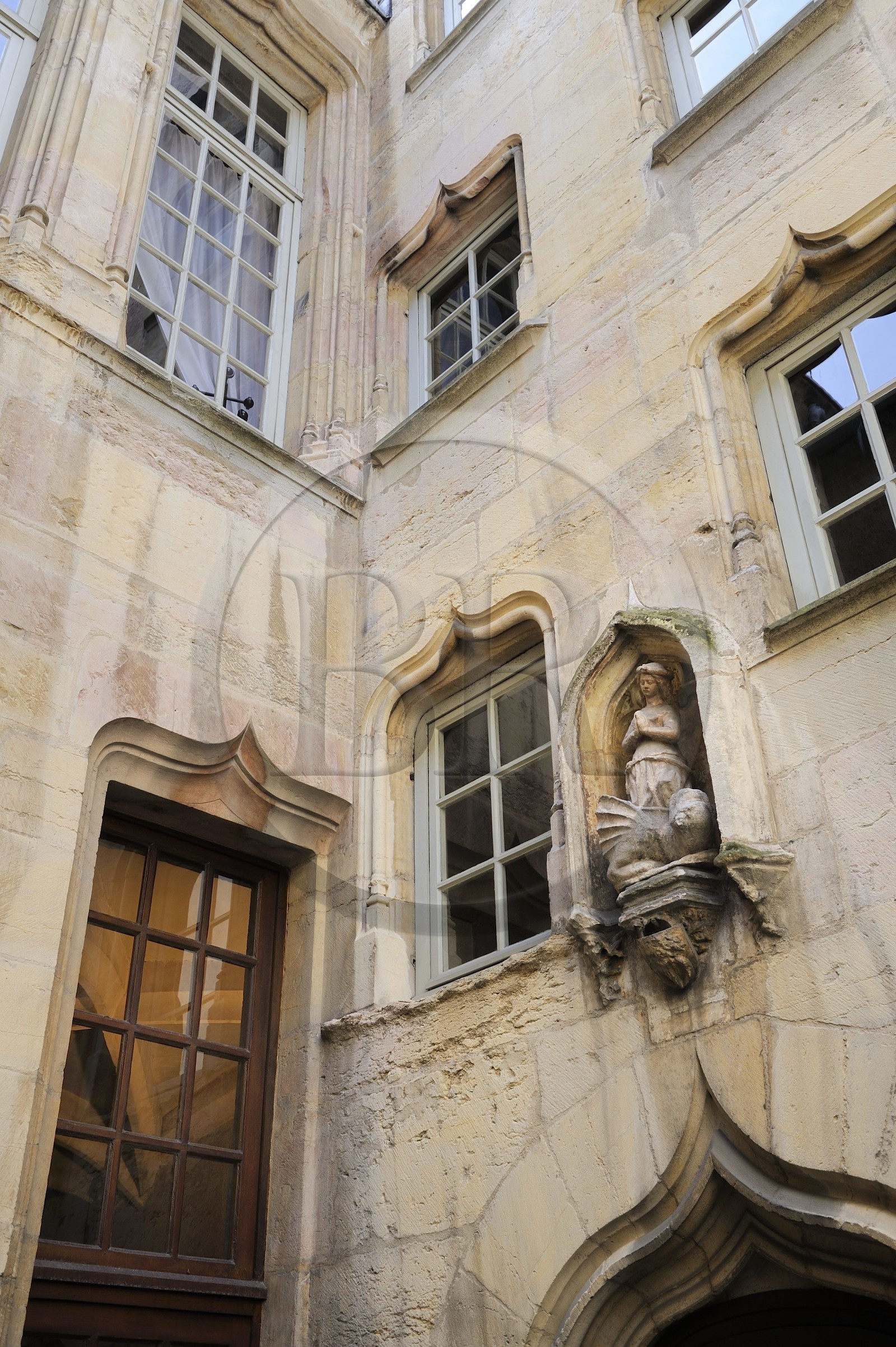 France, Côte d'Or (21), Dijon, Hôtel Filsjean de Mimande rue des Godrans, statue de Sainte-Marguerite écrasant un dragon