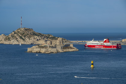 France, Bouches-du-Rhône (13), Marseille, Parc National des Calanques, Archipel des Iles du Frioul, départ du ferry de Corsica Linea et le chateau d'If en premier plan