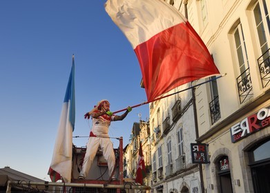 France, Pyrénées-Atlantiques (64), Pays-Basque, Bayonne, show avant un derby de Robert Rabagny dit Geronimo, ex-mascotte du club de rugby Biarritz Olympique