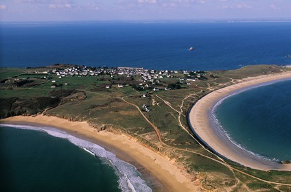 France, Morbihan (56), île de Houat, les deux plus grandes et belles plages à l'est (vue aérienne)