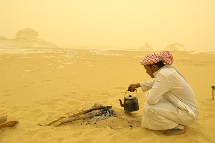 Egypt, Libyan Desert, sand tempest in the White Desert north of Farafra, preparation of tea in bivouac