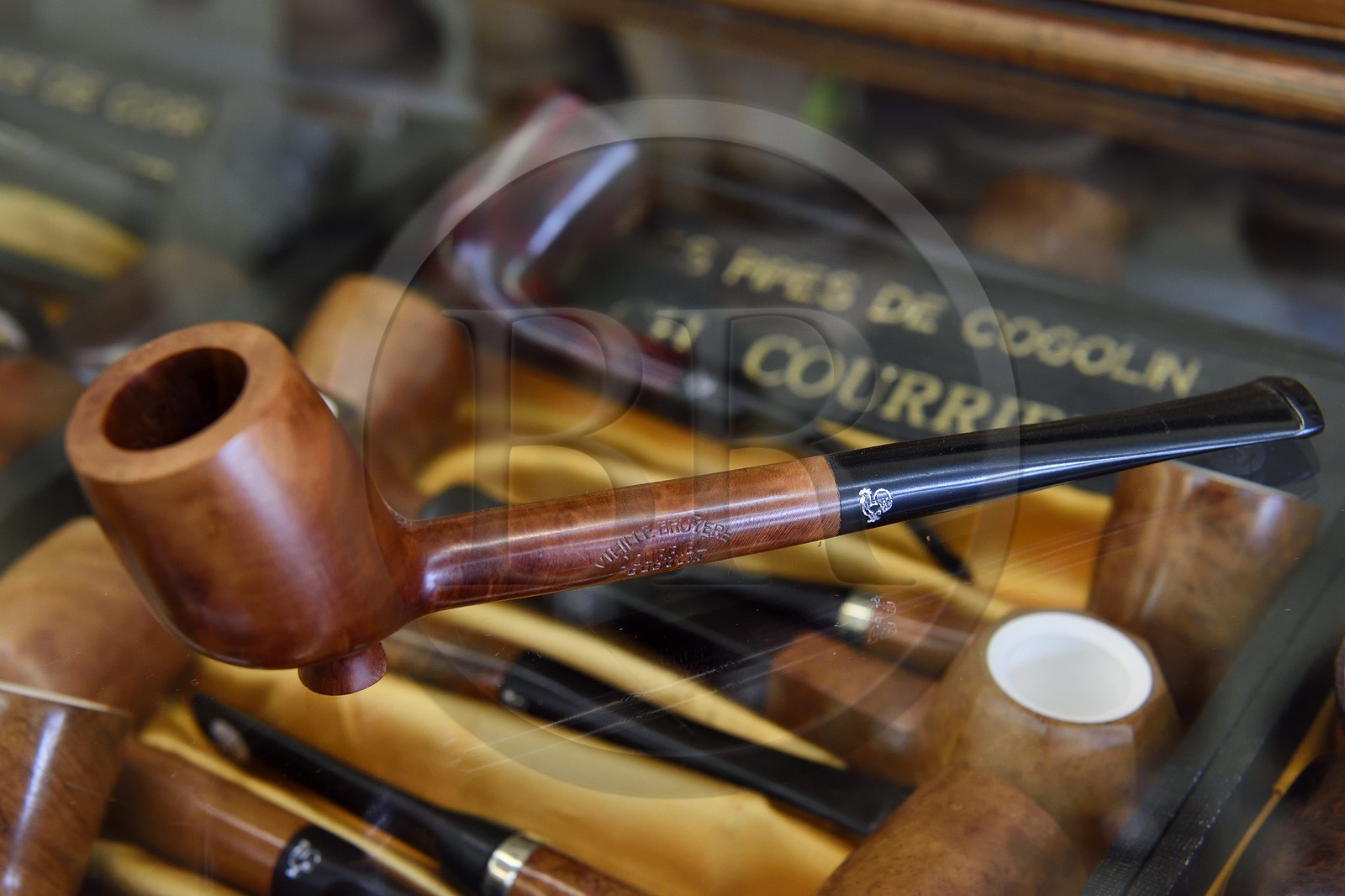 France, Var (83), Presqu'Ile de Saint-Tropez, Cogolin, fabricant de pipes Courrieu, la pipe en racine de bruyère, modèle traditionel dit Provencale avec son pied qui permet de la poser