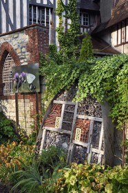 France, Calvados (14), Pays d'Auge, la côte Fleurie, Cabourg, hotel à insectes dans un jardin municipal