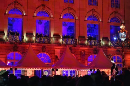 France, Meurthe-et-Moselle (54), Nancy, place Stanislas (ancienne Place Royale) lors de la fête de la Saint-Nicolas, classée Patrimoine Mondial de l'UNESCO, la Fanfare des Enfants du Boucher joue depuis l'Opera National de Lorraine