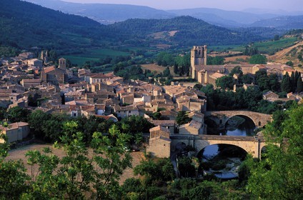 France, Aude (11), village de Lagrasse, labellisé Les Plus Beaux Villages de France, ponts sur l' Orbieu et abbaye Sainte-Marie de Lagrasse au fond