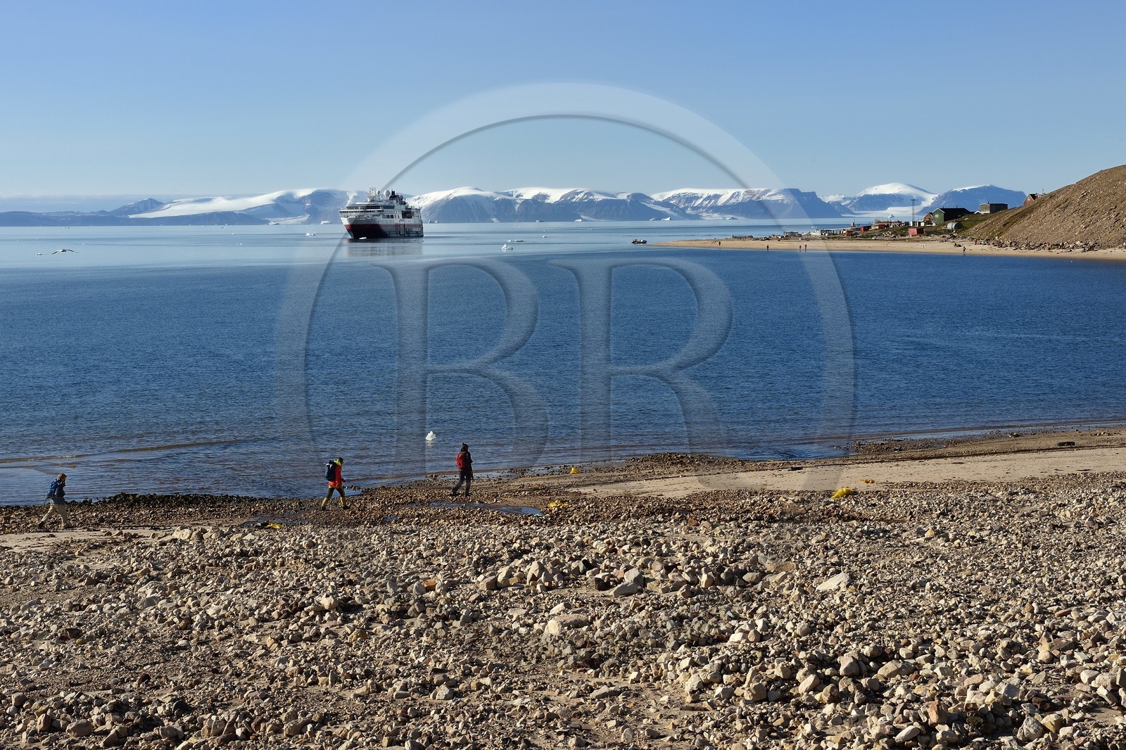 Groenland, cote Nord-Ouest, Murchison sound au nord de la baie de Baffin, randonneurs dans le fjord Robertson à Siorapaluk qui est le village le plus septentrional du Groenland, le bateau de croisière MS Fram de la compagnie Hurtigruten au mouillage en arrière plan