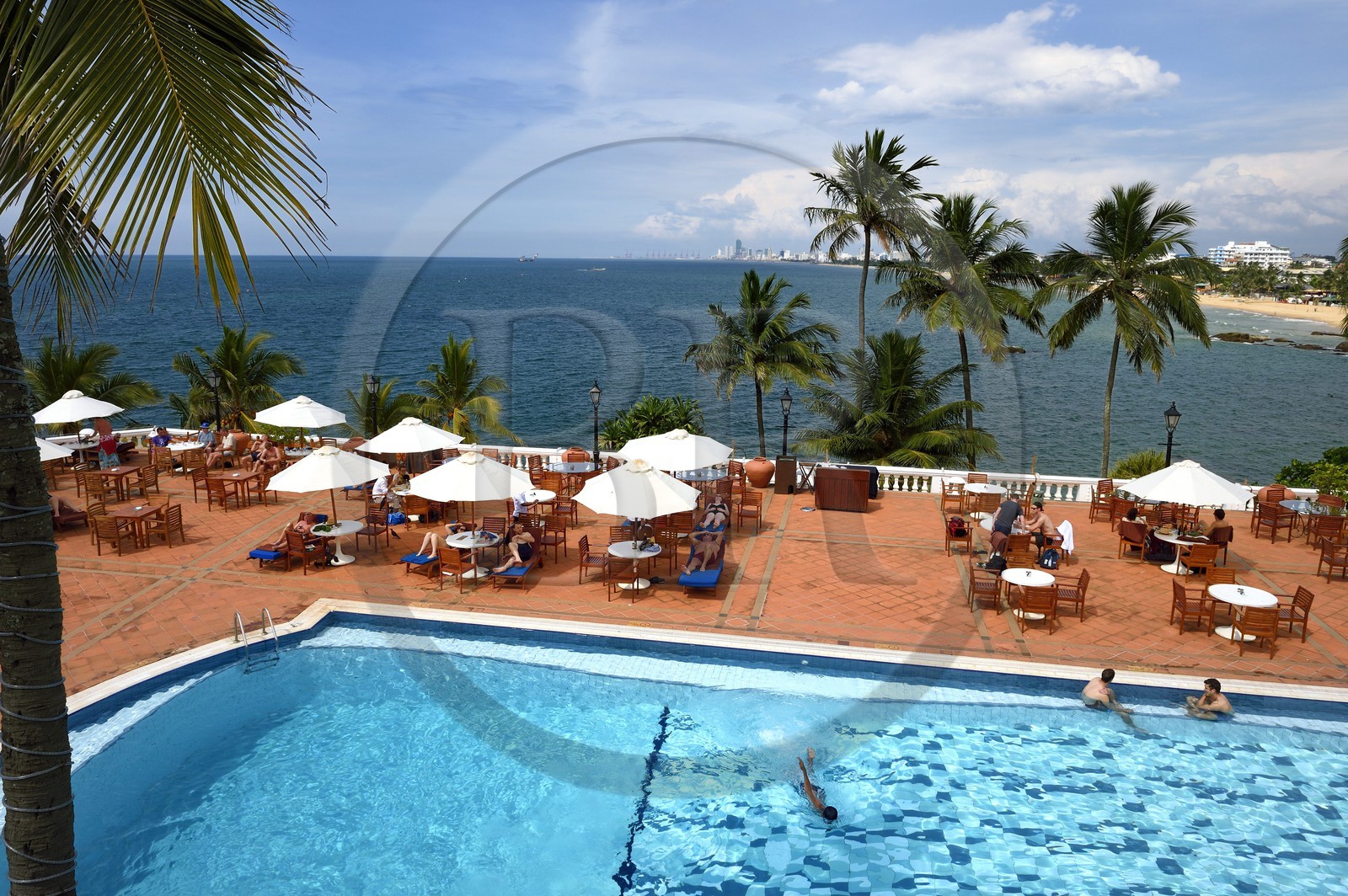 Sri Lanka, province de l'ouest, district de Colombo, Colombo, Piscine et terrasse extérieure au Mount Lavinia Hotel