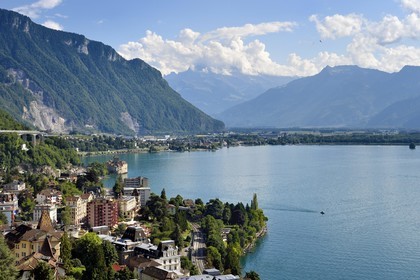Suisse, Canton de Vaud, Montreux au premier plan et le chateau Chillon sur les rives du lac Léman à Veytaux