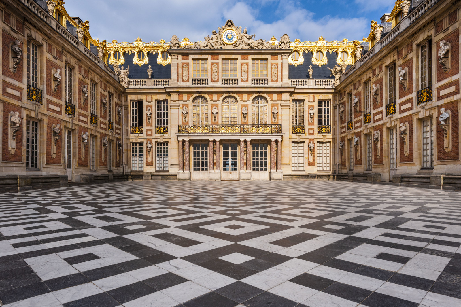 France, Yvelines (78), château de Versailles, classé Patrimoine Mondial de l'UNESCO, la Cour de Marbre rénovée en 2008 France, Yvelines (78), château de Versailles, classé Patrimoine Mondial de l'UNESCO, la Cour de Marbre rénovée en 2008