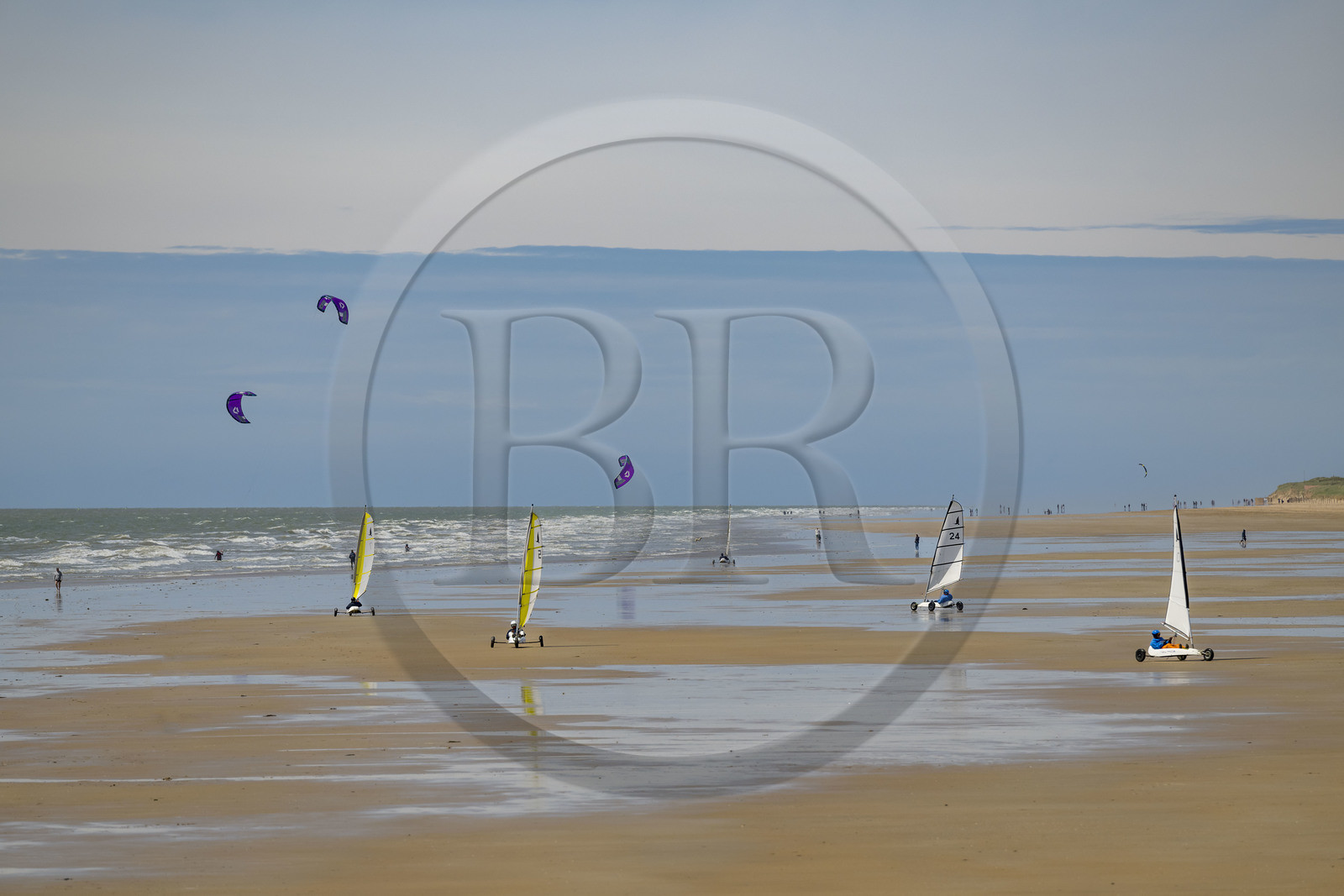France, Vendée (85), Saint-Jean-de-Monts, chars à voile sur la plage et kitesurf en arrière plan