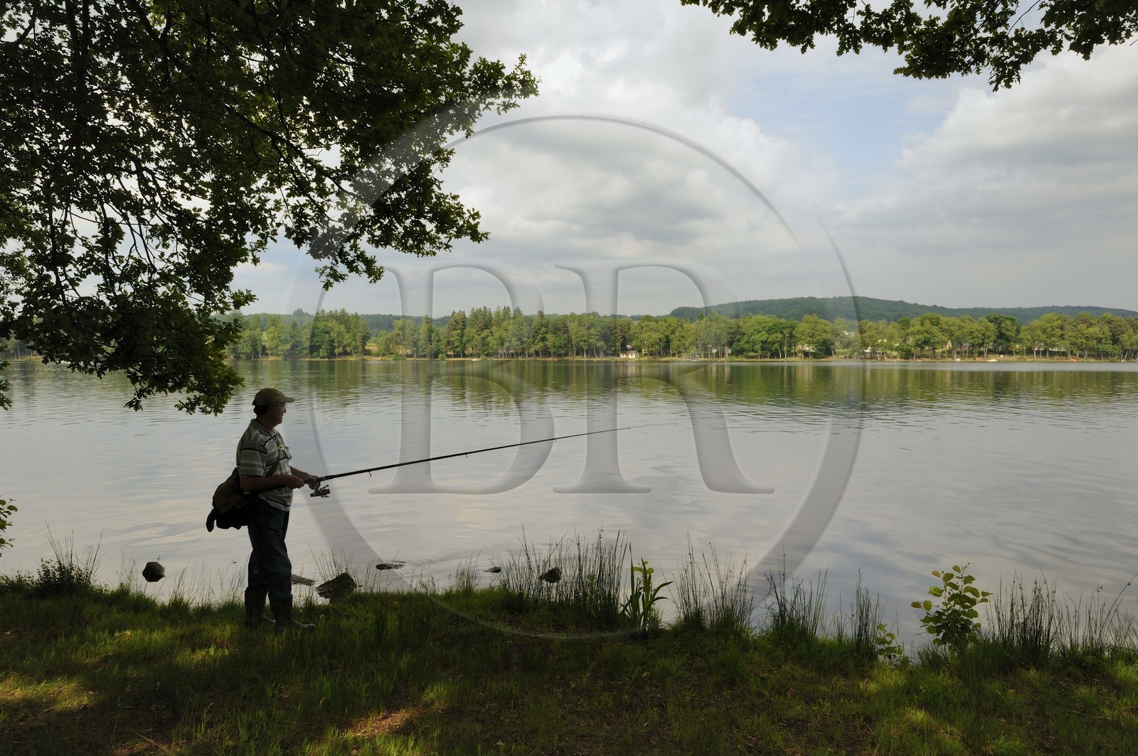 France, Nièvre (58), pêcheur à la ligne au bord du lac des Settons