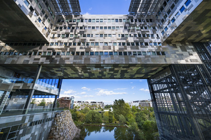 France, Hérault (34), Montpellier,  quartier de Port Marianne, l'Hotel de Ville conçu par les architectes Jean Nouvel et François Fontès, patio entre eau et ciel