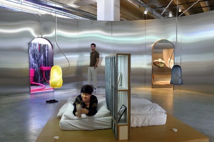 France, Charente (16), Cognac, Fondation d’Entreprise Martell, institution culturelle pluridisciplinaire (art, design et craft, architecture, musique, danse…), exposition Places to be qui réunit 14 designers internationaux, pièce dans une cuve inox, la chambre par Ornaghi et Prestinari