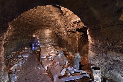 France, Puy-de-Dôme (63), Clermont-Ferrand, membres de l'association ACAVIC (Amis des Caves du Vieux Clermont) dans les galeries creusées dans les sous-sols en tuf du Conservatoire (ancien Lycée Blaise Pascal)